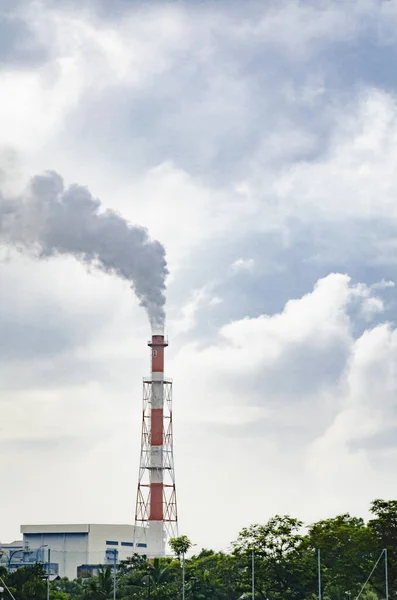 Elektrik santrali bacalarından hava kirliliği, bulutlu gökyüzü arka planı
