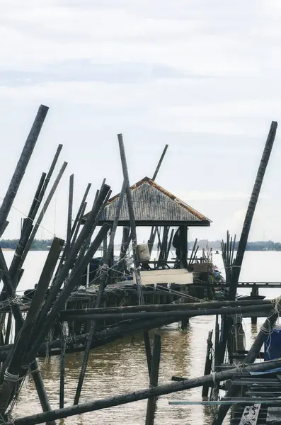 Vacker landsbygd landskap, trä brygga eller traditionell fiskare brygga över molnig himmel bakgrund — Stockfoto