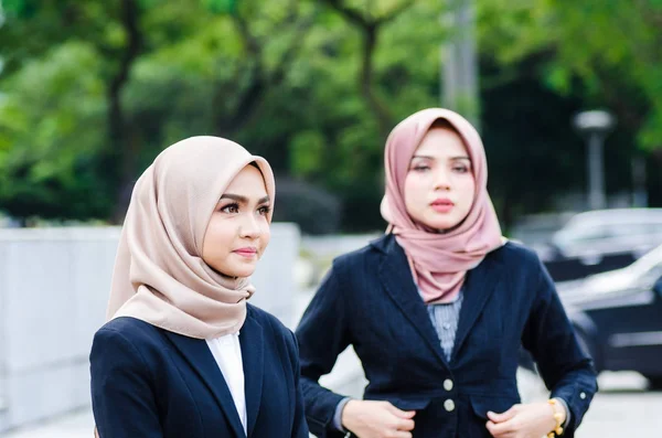 Portret van een mooie vrouw in zwart pak en hijab, staan met zelfvertrouwen manier — Stockfoto