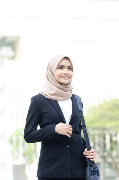 Młody wykonawczy businesswoman w czarny garnitur stojący z pewny wyraz twarzy — Zdjęcie stockowe