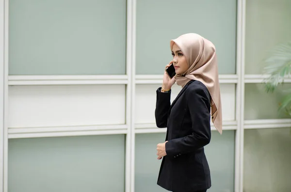 Portrait of young Office Woman Talking to Someone on her Mobile Phone with Happy Facial Expression. — Stock Photo, Image