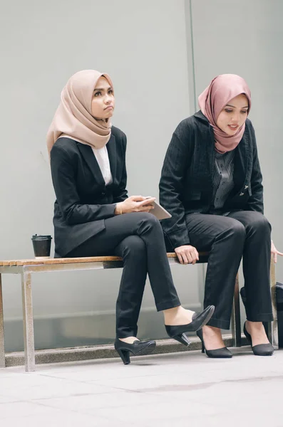 Dua wanita hijab muda, duduk bersama selama jam makan siang — Stok Foto