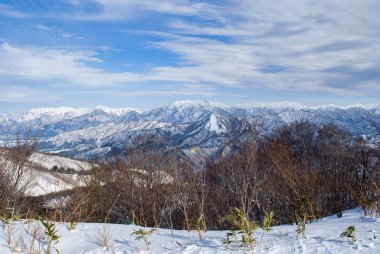 Manzarası çok güzel, kışın kar altında dağlar.
