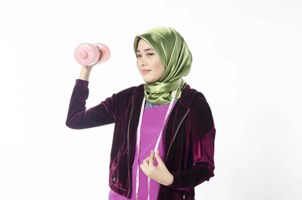 Retrato de una mujer hiyab activa y saludable y pesas para promover un concepto saludable de fitness y estilo de vida —  Fotos de Stock