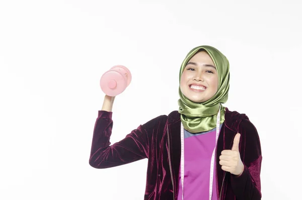 Portret van een actieve gezonde hijab vrouw en dumbells ter bevordering van een gezonde fitness en lifestyle concept — Stockfoto