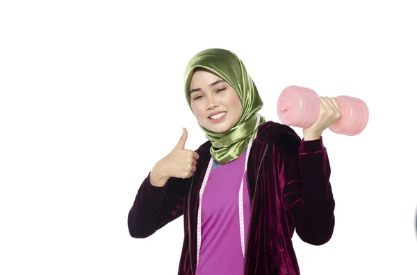 Portret van een actieve gezonde hijab vrouw en dumbells ter bevordering van een gezonde fitness en lifestyle concept — Stockfoto