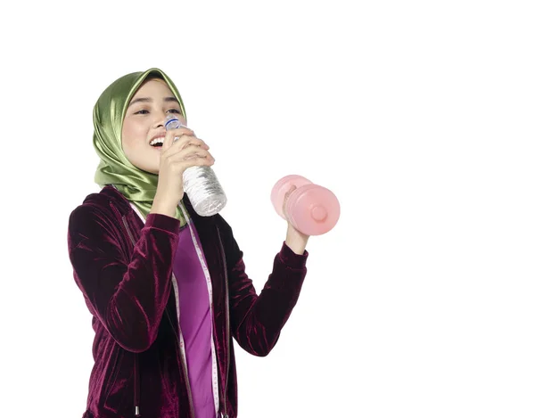 Portret van een actieve gezonde hijab vrouw en dumbells ter bevordering van een gezonde fitness en lifestyle concept — Stockfoto