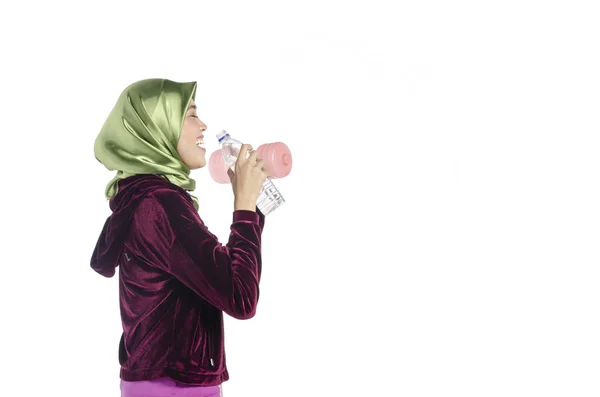 Ritratto di una donna hijab sana e attiva e manubri per promuovere un concetto di fitness e stile di vita sano — Foto Stock