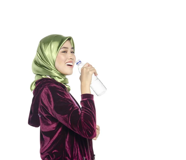 Portret aktywnej, zdrowej hidżabki pijącej czystą wodę w butelce, promującej zdrową koncepcję fitness i stylu życia — Zdjęcie stockowe