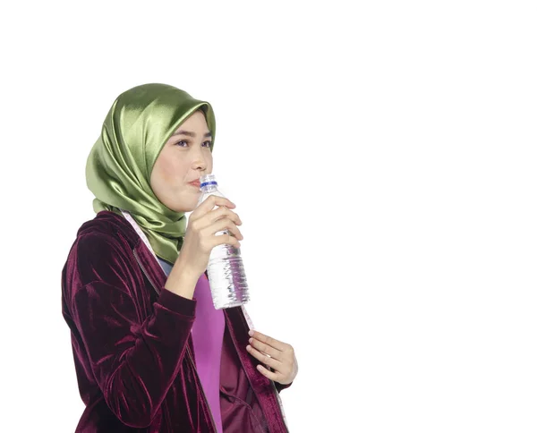 Portret van een actieve gezonde hijab vrouw die gewoon water drinkt in fles voor het bevorderen van een gezonde fitness en levensstijl concept — Stockfoto