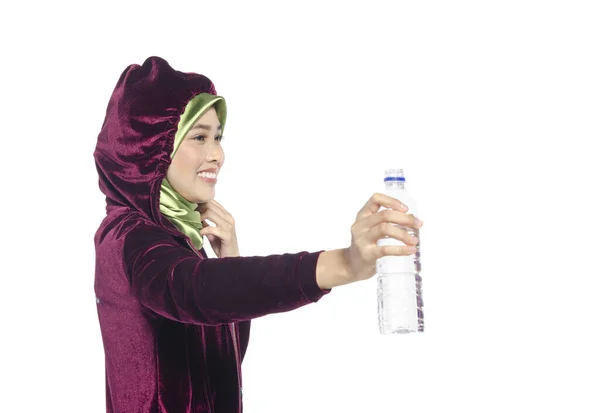 Portret van een actieve gezonde hijab vrouw die gewoon water drinkt in fles voor het bevorderen van een gezonde fitness en levensstijl concept — Stockfoto