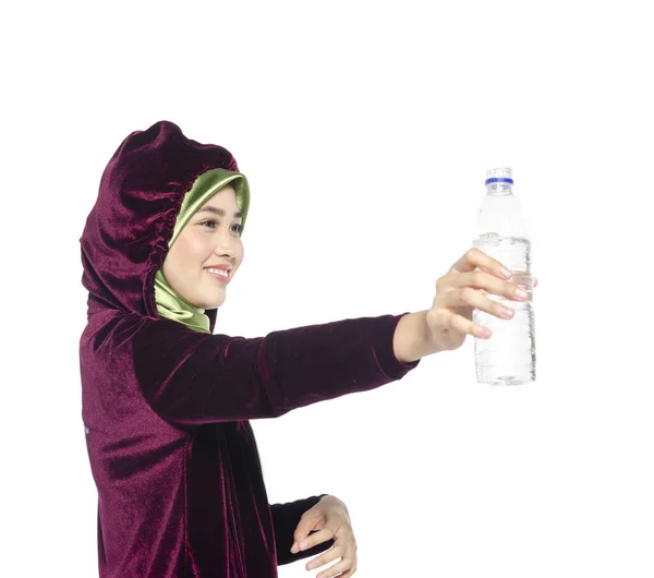 Potret seorang wanita hijab sehat yang aktif meminum air polos dalam botol untuk mempromosikan konsep kebugaran dan gaya hidup yang sehat — Stok Foto