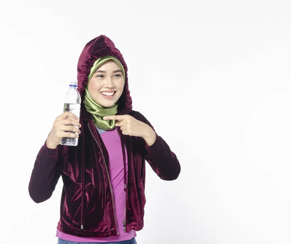 Retrato de una mujer hiyab activa y saludable bebiendo agua en botella para promover un concepto saludable de fitness y estilo de vida —  Fotos de Stock