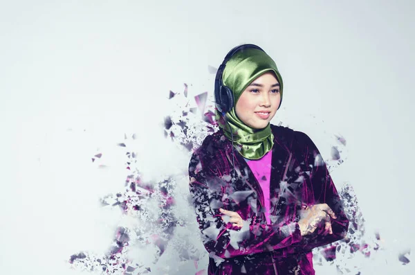 Stúdió lőni, gyönyörű aktív fiatal hölgy hidzsáb hallgatta music.ideal, zene és szórakozás koncepció — Stock Fotó
