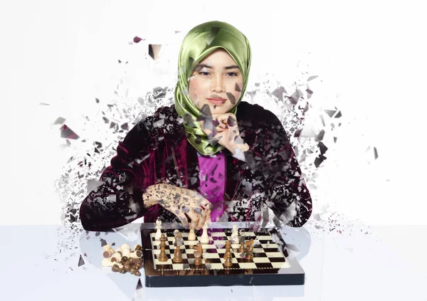 Jeune femme active jouant aux échecs sur fond blanc — Photo