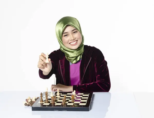 Aktiv ung kvinna spelar schack över vit bakgrund — Stockfoto