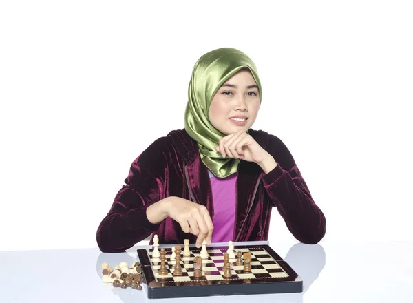 Aktiv ung kvinna spelar schack över vit bakgrund — Stockfoto