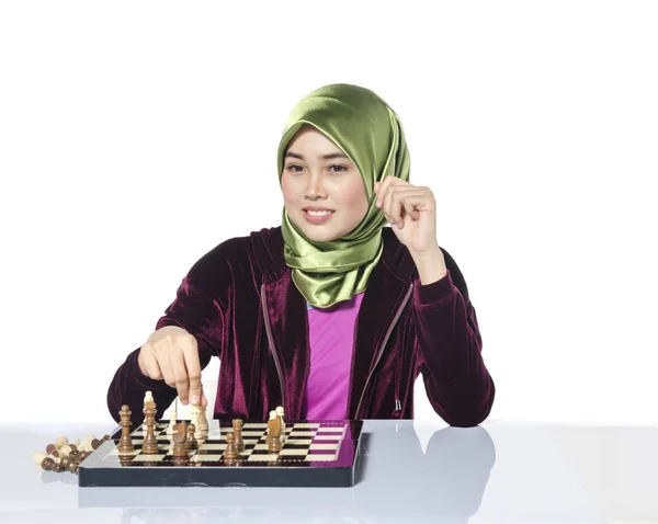 활성 젊은 여자는 흰색 배경 위에 체스를 재생 — 스톡 사진