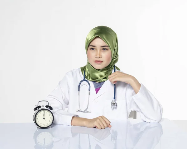 Young doctor with hijab. happy face expression siiting in front laptop ideal for stress management concept — 图库照片