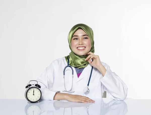 Young doctor with hijab. happy face expression siiting in front laptop ideal for stress management concept — 图库照片