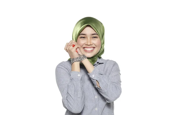 Vrijheid en vrijheid concept, hijab vrouwen hand in keten geïsoleerd op witte achtergrond — Stockfoto