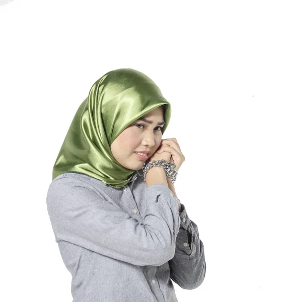 자유와 자유의 개념, hijab 여자 손잡고 흰색 배경에 고립 된 체인 — 스톡 사진