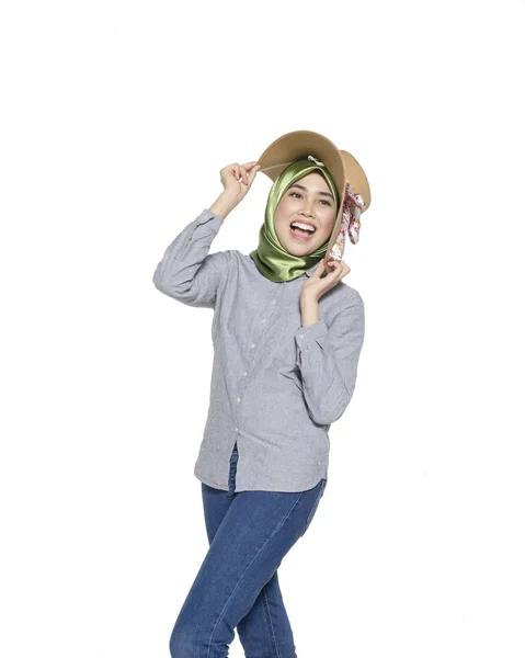 Mulheres bonitas com hijab de pé e olhando algo à sua direita — Fotografia de Stock