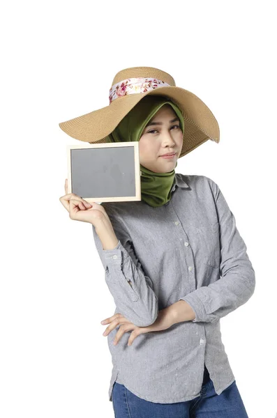 Bela senhora com hijab de pé e segurando quadro branco para texto — Fotografia de Stock