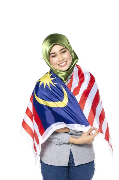 Молода і красива жінка з малайзійським прапором ізольована на білому тлі — стокове фото