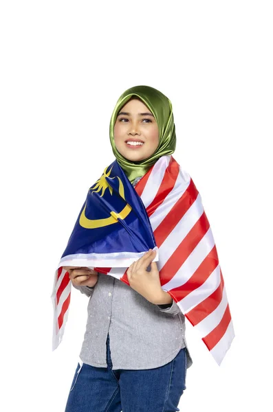 Junge und hübsche Frau mit malaysischer Flagge auf weißem Hintergrund — Stockfoto