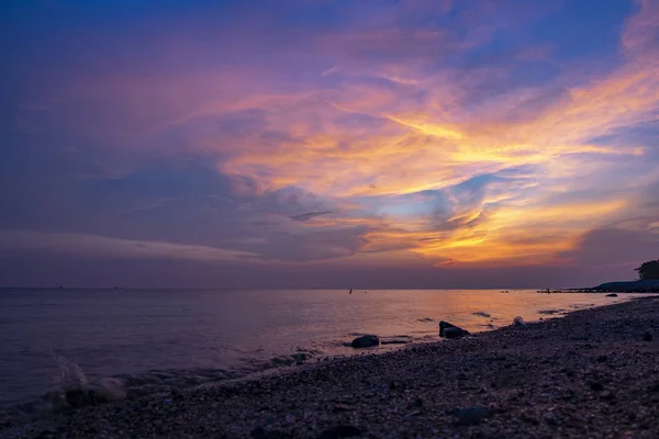 Concetto di viaggio e tempo libero, bellissimo scenario vista mare su uno splendido sfondo alba — Foto Stock