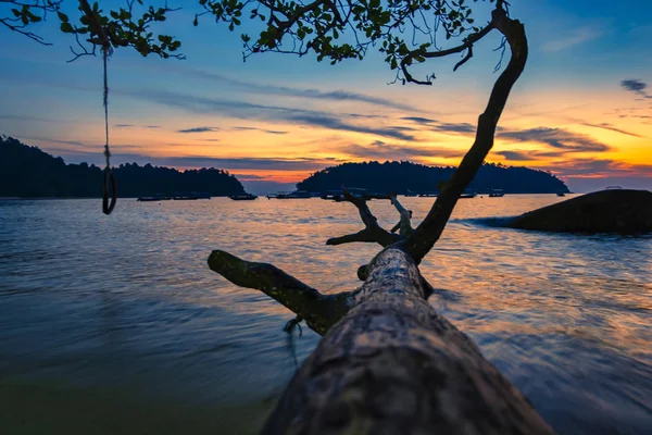 Concepto de viaje y ocio, hermoso paisaje con vista al mar sobre el impresionante fondo del amanecer . — Foto de Stock