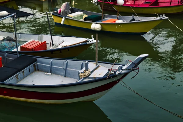 Красивые сельские пейзажи, рыбацкая лодка пришвартована у берега моря — стоковое фото