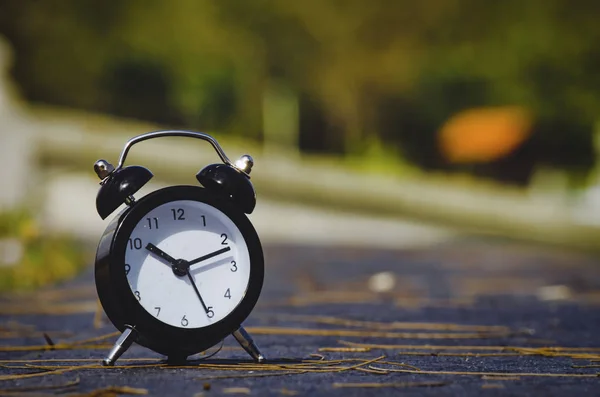 Vintage Wecker auf gelbem Hintergrund mit Bokeh — Stockfoto