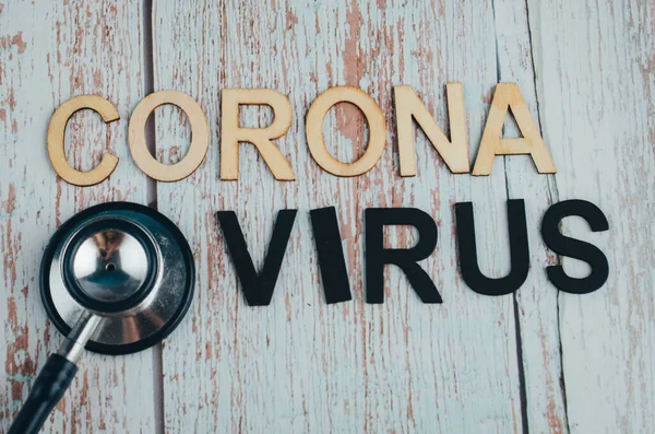 木製の背景にコロナウイルスの単語 — ストック写真