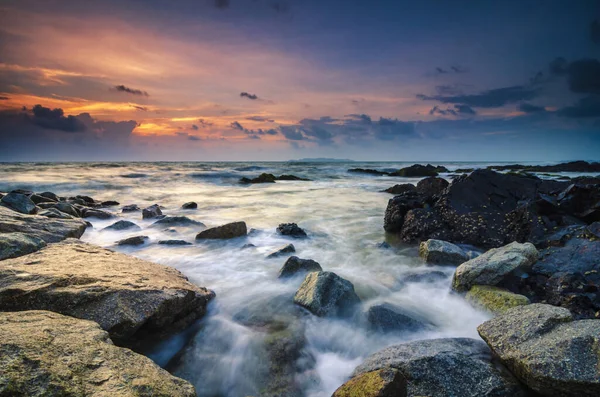 Όμορφο Τοπίο Κατά Την Ανατολή Του Ηλίου Στο Pandak Beach — Φωτογραφία Αρχείου