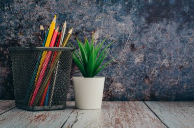 Okula ve ofislere geri dönüş, sabit konsept, koyu arkaplan üzerine metal bir kutuda renkli kalem işaretleri yığını