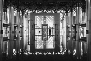 Siyah-beyaz görüntü, Malezya 'daki modern caminin güzel mimarisi.