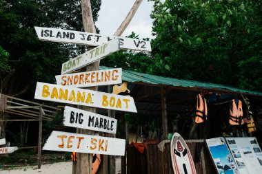 Pangkor Adası, Perak Eyaleti, Malezya 'daki ağaç kütüğüne elle boyanmış tahta parçaları.
