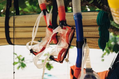 Malezya 'nın Perak Eyaleti' nde yer alan Pangkor Adası 'nda yaz tatili sırasında plajda şnorkelle yüzmek için kiralık gözlükler.