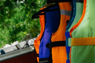 Malezya, Pangkor Adası 'ndaki sığınağın altında asılı can yeleği ya da can yeleği yakın çekim grubu.