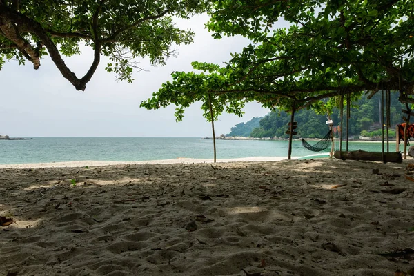 Hamaca Vacía Para Relajarse Playa Durante Las Vacaciones Verano Isla —  Fotos de Stock