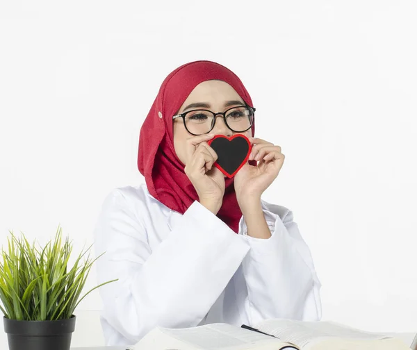 Concepto Médico Sanitario Seguro Médico Joven Sentado Con Cara Sonrisa — Foto de Stock