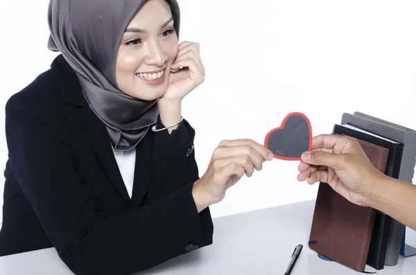 Mujer Joven Hijab Sintiendo Amor Primera Vista Ver Símbolo Del —  Fotos de Stock