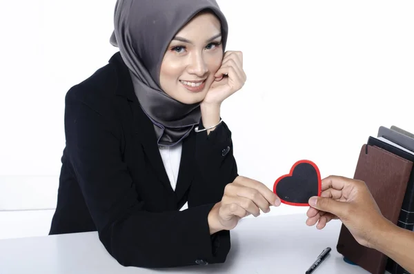 Młoda Kobieta Hidżabie Czuje Miłość Pierwszego Wejrzenia Gdy Widzi Symbol — Zdjęcie stockowe