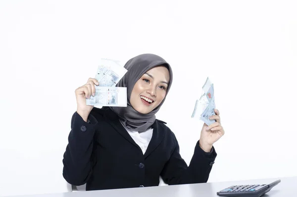Hijabi Elégedett Fiatal Üzletasszony Portréja Vágyakozással Néz Pénzre — Stock Fotó