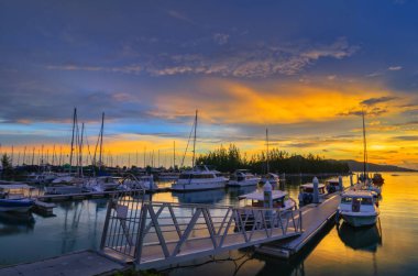 Manjung, Perak Eyaleti Malezya 'daki yat limanını çevreleyen güzel manzaralı günbatımı arka planı