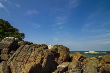 Doğadaki güzellik, Perak Eyaleti, Malezya 'da yer alan Pangkor Adası güneşli bir günde ve bulutlu bir gökyüzünde
