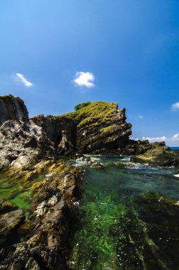 Doğa güzelliği, Kapas Adası Terengganu, Malezya 'da güneşli bir günde ve bulutlu bir gökyüzünde