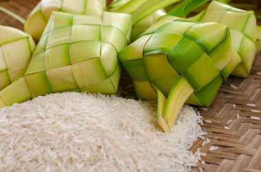 Ketupat kaplaması ve bambu kabında pirinç. Malezya bayram festivalinde geleneksel malay lezzeti